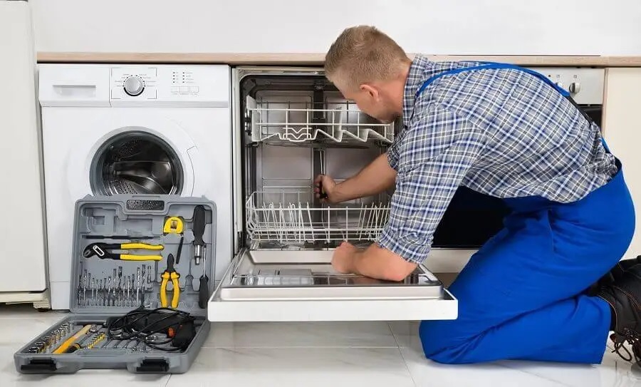 Altındağ Daikin servisi teknisyen ekibi beyaz eşya tamiri yaparken